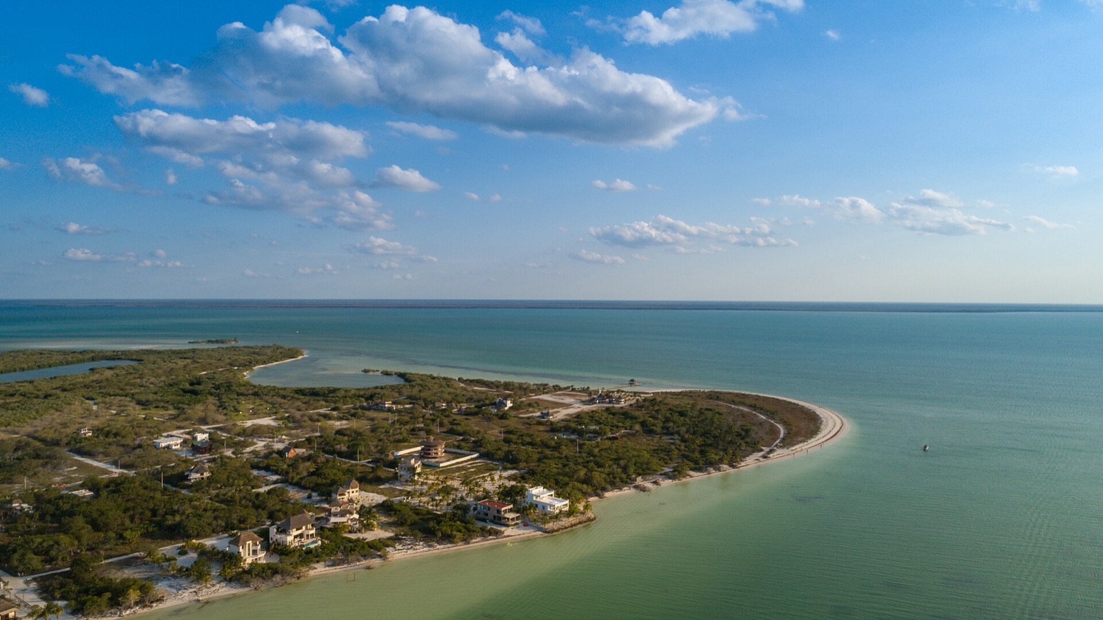Vista aérea de Playa Tortuga y Punta Cocos, en el extremo oeste de Isla Holbox